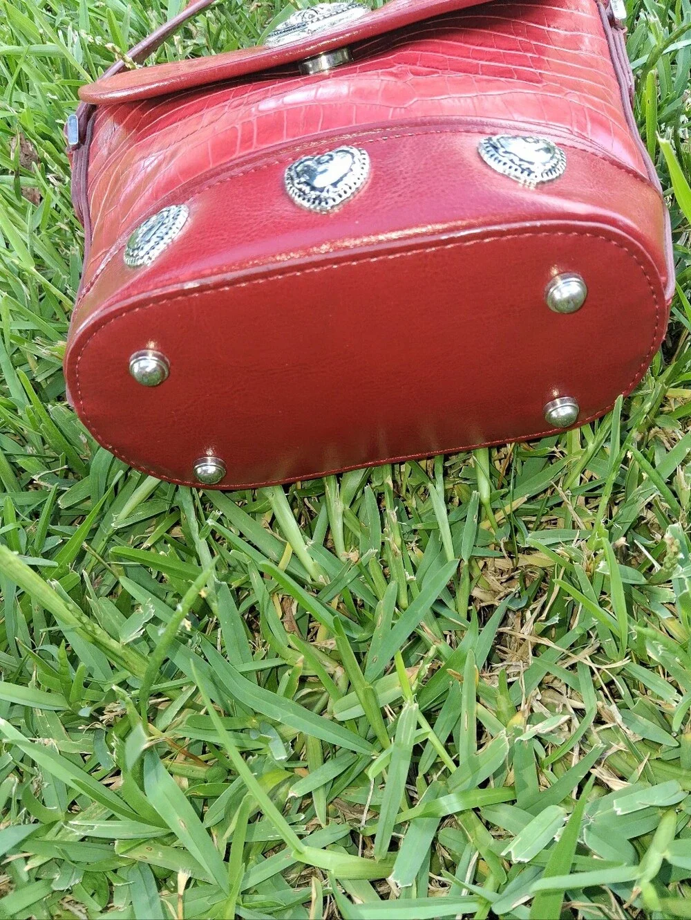 GORGEOUS RED FAUX CROC STYLE EMBOSSED PURSE. VIBRANT SILVER TONE HARDWARE.